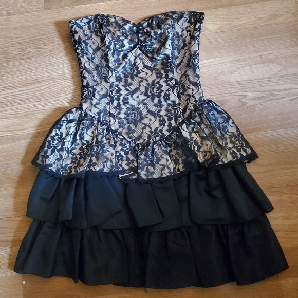 Nude and black lace short dress - Picture 1 of 3